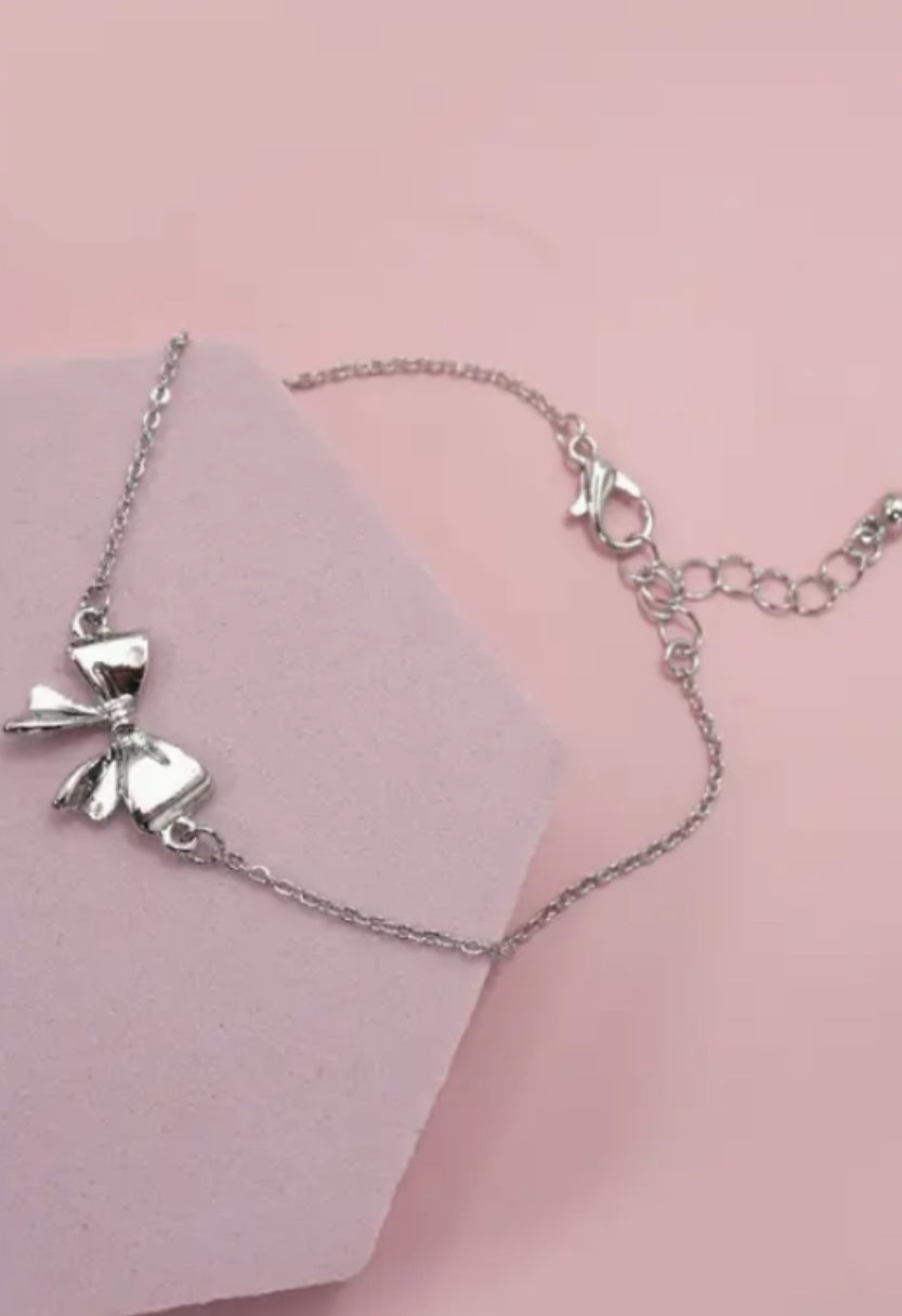 Silver bow bracelet