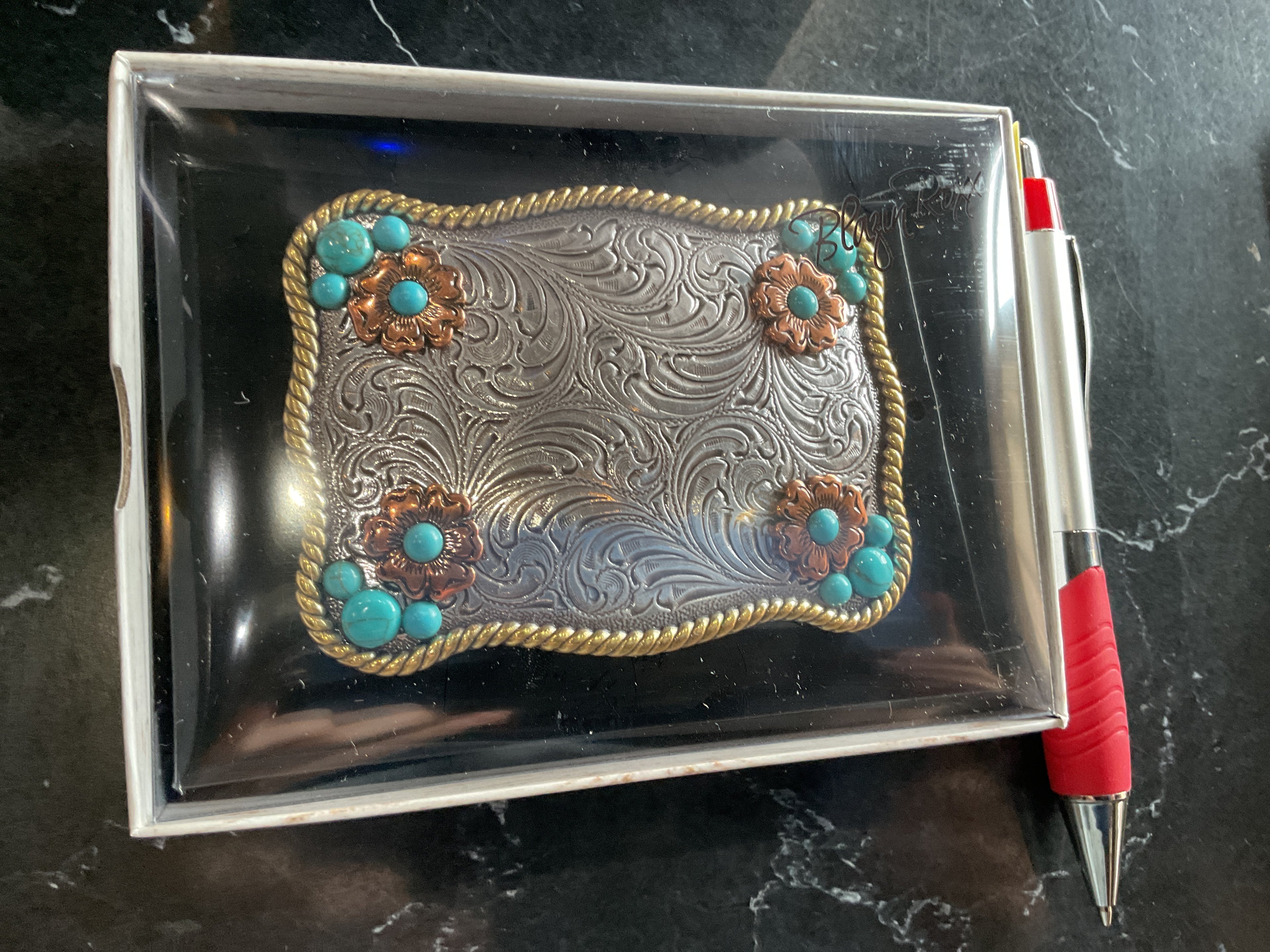 Women’s buckle with TQ and gold