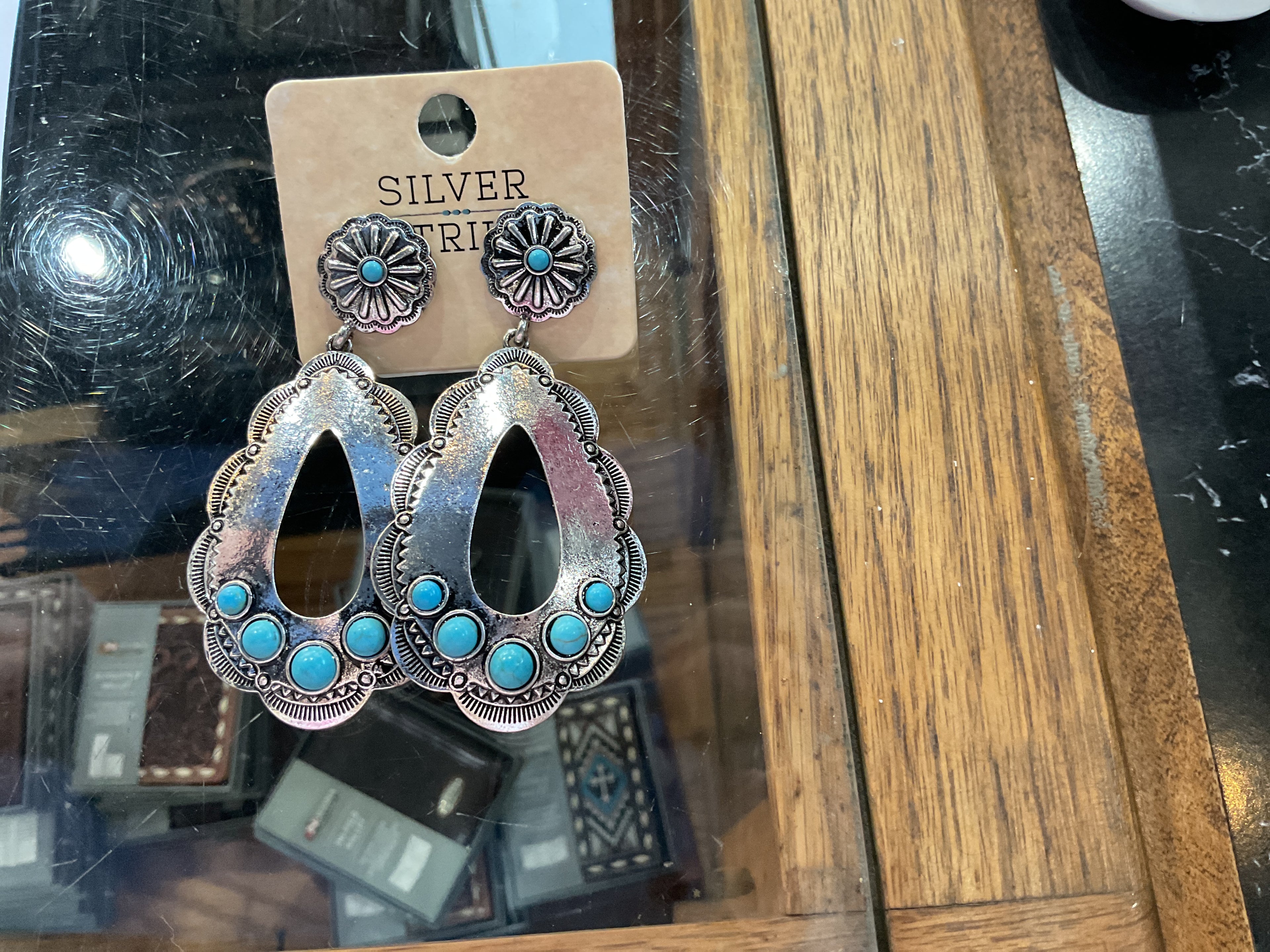Western oval earring with 5 TQ stones