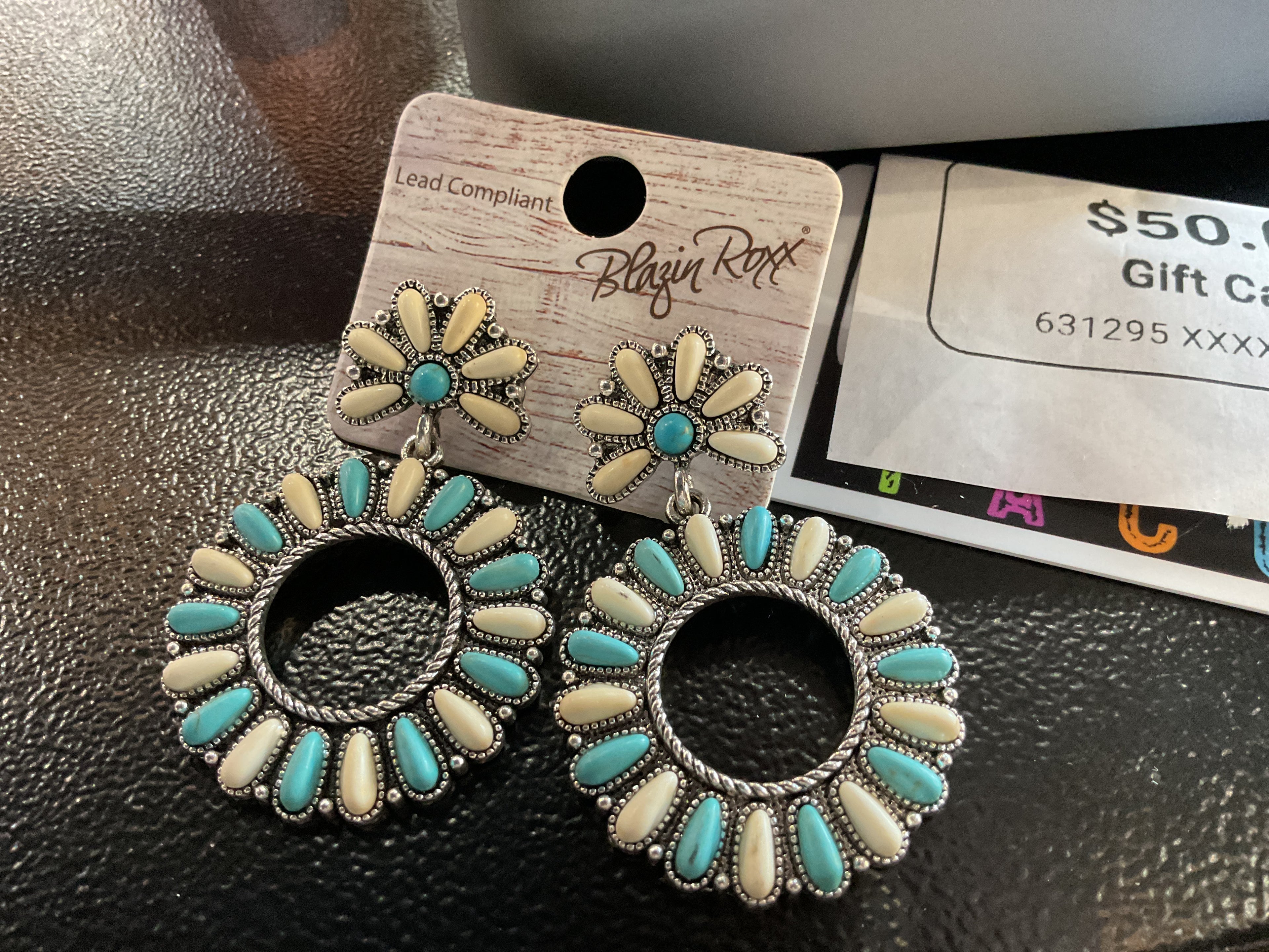 White and turquoise round earring