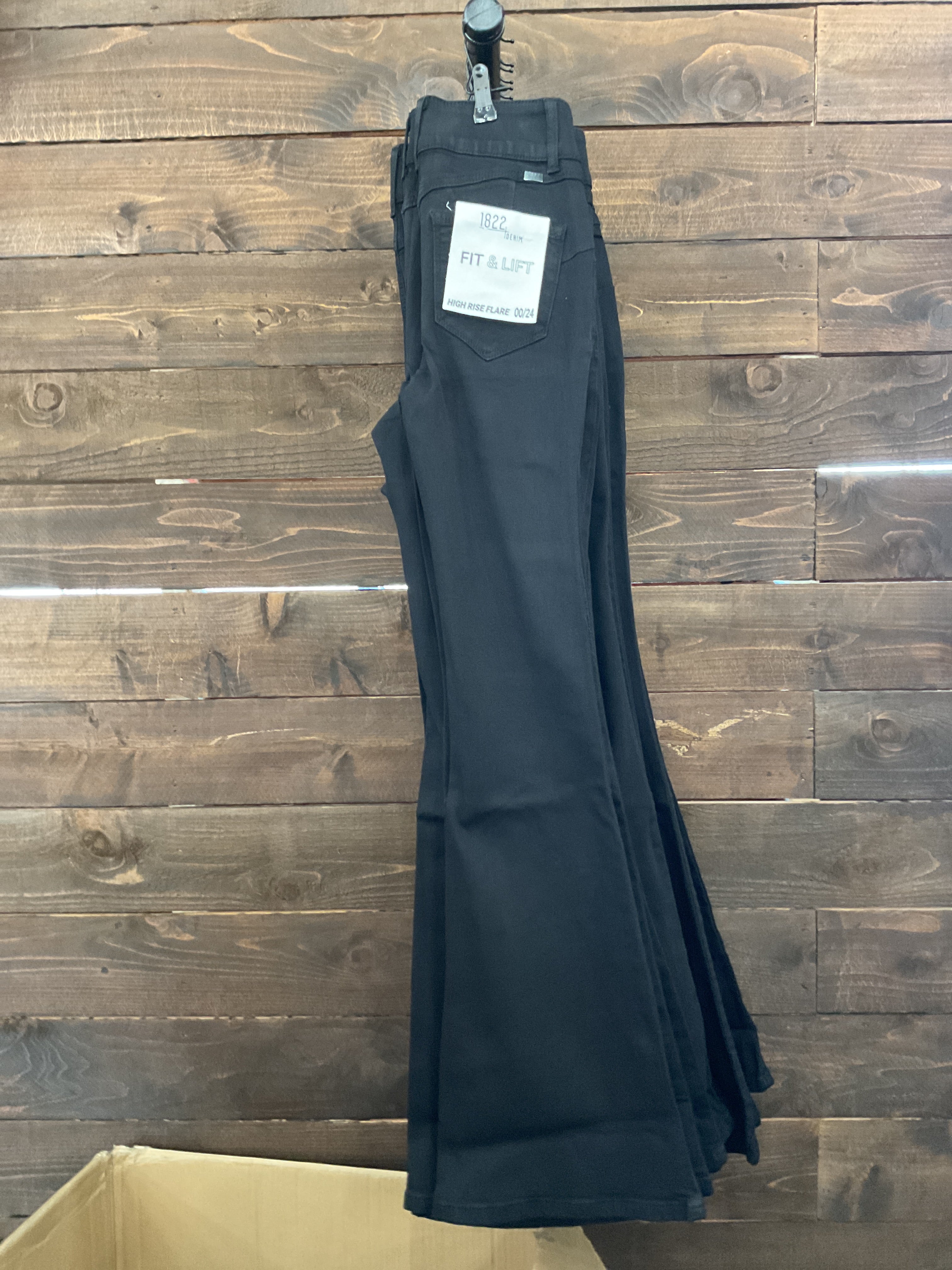 Black fit and lift flare