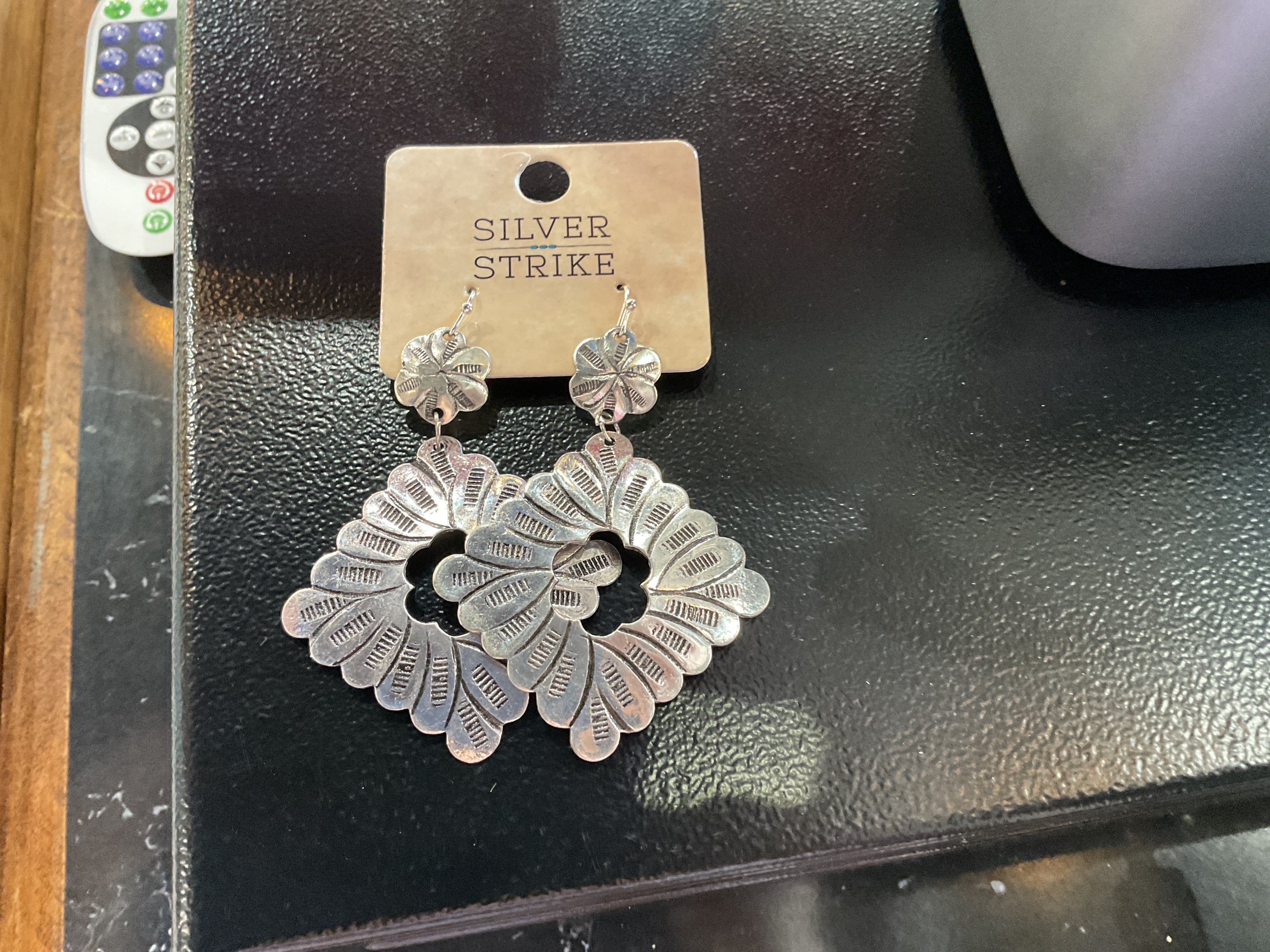 Silver floral diamond shaped earring